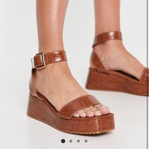 Brown size 8 platform sandals - never worn